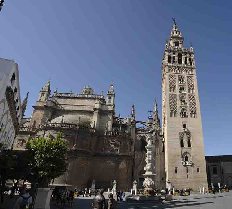 Sevilla 007 - catedral y Giralda.jpg